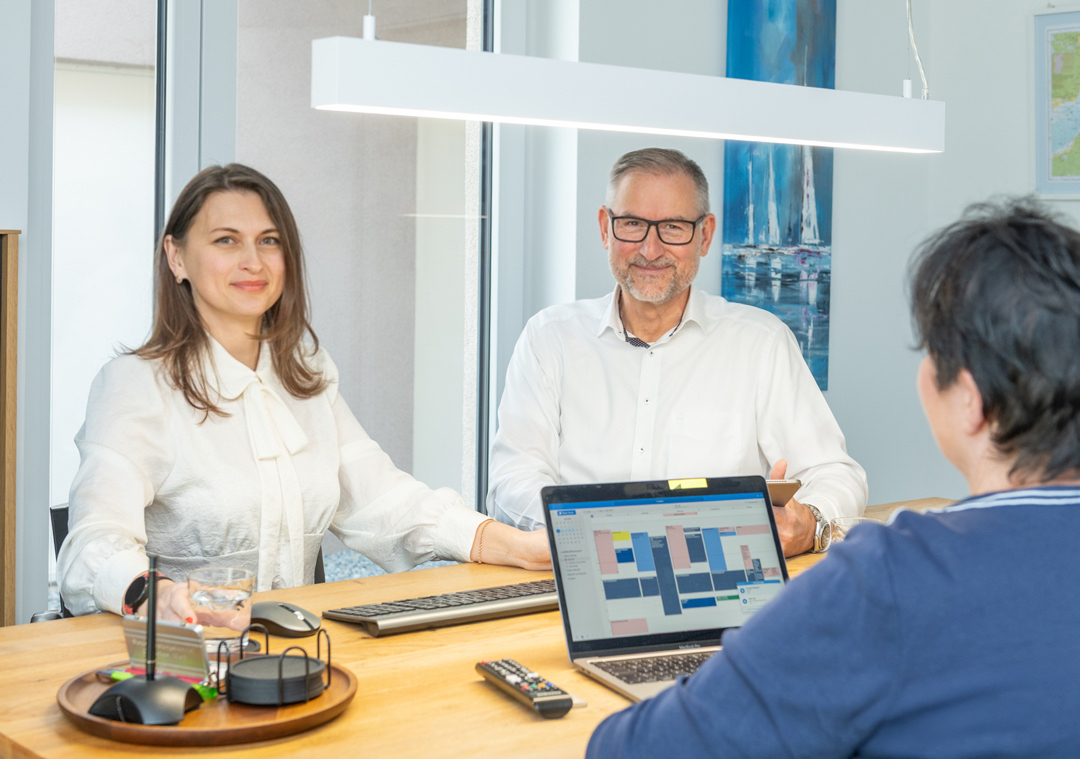 Steuerberater aus Bad Dürkheim sitzen gemeinsam im Konferenzraum am Tisch
